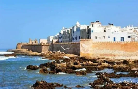 Remparts d'Essaouira au bord de l'océan