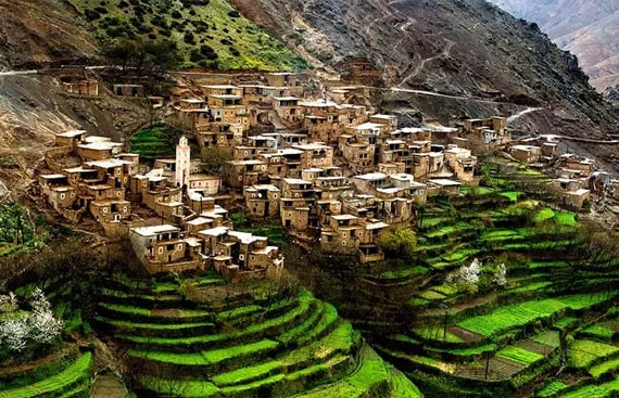 Village berbère d'Imlil dans le Haut Atlas marocain vu depuis la vallée, excursion depuis Marrakech